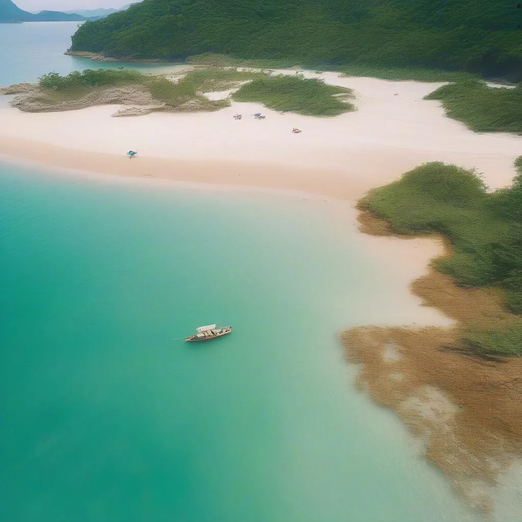 Bãi biển đẹp thơ mộng, thu hút du khách