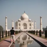 Du khách chụp ảnh lưu niệm tại Taj Mahal - một trong những kỳ quan thế giới